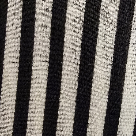 H&M - Black & White Sleeveless Lightweight Stripe Top With Keyhole Back Detail - Picture 6 of 8